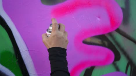 Graffiti-Künstler-Sprüht-Farbe-Auf-Die-Seite-Eines-Verlassenen-Zuges