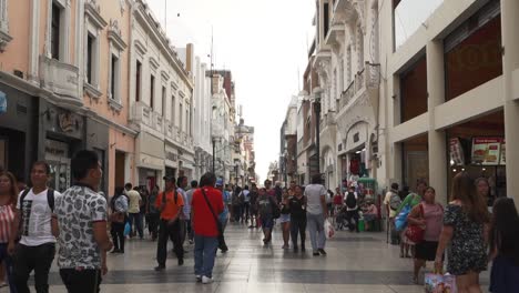 Busy-Shopping-Promenade-In-Lima,-Peru