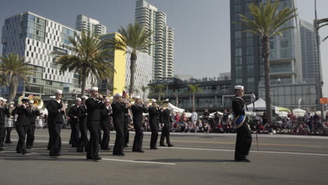 Die-Marschkapelle-Der-Marine-Zeigt-Ihre-Unterstützung-Während-Der-Veteranentagsparade-2019-In-Der-Innenstadt-Von-San-Diego