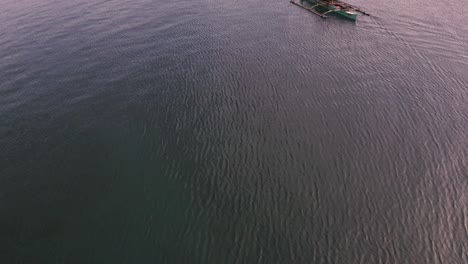 Pescadores-En-Un-Barco-Pesquero-Navegando-En-El-Mar-Azul-Profundo-En-Siargao,-Filipinas---Drone-Aéreo