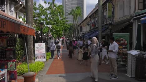 Calle-Bussorah-En-Singapur-Con-Lugareños-Y-Turistas-Caminando