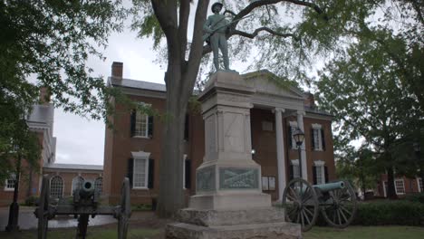Charlottesville,-VA:-Denkmal-Der-Konföderierten-Vor-Dem-Albemarle-County-Circuit-Court
