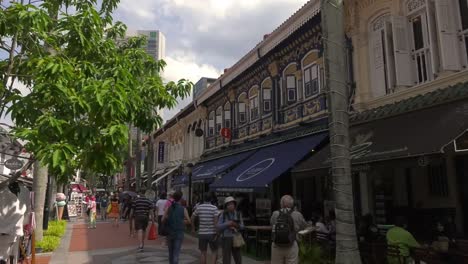 Vista-De-Las-Tiendas-A-Lo-Largo-De-La-Calle-Bussorah-En-Singapur-Con-Gente-Caminando
