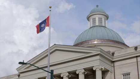 Weitwinkel,-Zeitlupe:-Neue-Mississippi-Staatsflagge,-Magnolienflagge,-Am-Fahnenmast