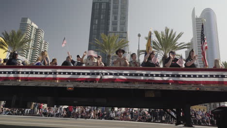 Veteranen-Winken-Der-Menge-Während-Der-Veteranentagsparade-2019-In-Der-Innenstadt-Von-San-Diego-Zu