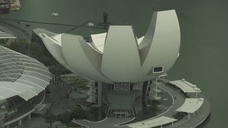 Vista-De-ángulo-Alto-Del-Museo-De-Ciencias-Artísticas-En-Singapur-Durante-El-Día
