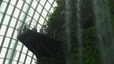 Wasserfall-In-Den-Cloud-Forest-Dome-Gardens-An-Der-Bucht-In-Singapur
