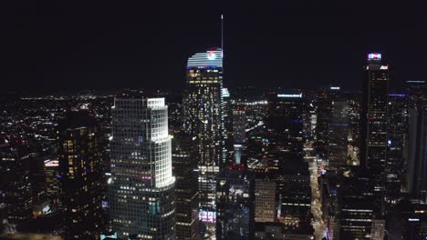 Filmische-Luftaufnahme-Der-Innenstadt-Von-Los-Angeles-Bei-Nacht,-Wolkenkratzer-Und-Türme-In-Lichtern