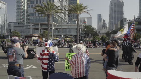 Patrioten-Zeigen-Ihre-Unterstützung-Für-Die-Truppen-Während-Der-Veteranentagsparade-2019-In-Der-Innenstadt-Von-San-Diego
