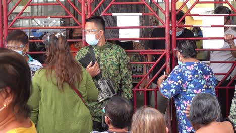 Schwer-Bewaffnete-Philippinische-Polizisten-Sorgen-Für-Ordnung-In-Einer-Covid-19-Impfstation-In-Surigao-City,-Philippinen