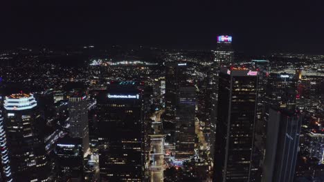 Luftaufnahme-Der-Türme-Des-Finanzviertels-Und-Der-Innenstadt-Von-Los-Angeles,-Kalifornien,-Bei-Nacht,-Verkehr-Und-Lichtern