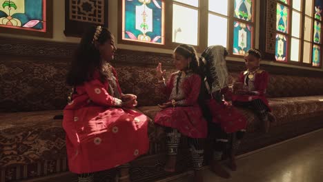 Junge-Omanische-Mädchen-In-Traditionellen-Gewändern,-Die-Stein,-Papier,-Schere-Spielen-–-Kamerafahrt-Im-Weitwinkeldia