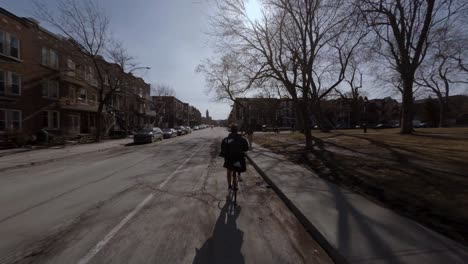 POV-Detrás-De-Un-Mensajero-En-Bicicleta-Pasando-Por-El-Parque-Sir-Wilfrid-Laurier-En-Montreal