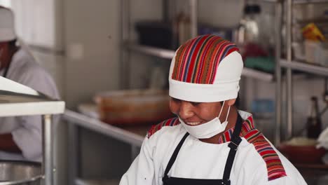 Peruanischer-Männlicher-Koch-In-Der-Küche-Mit-Gesichtsmaske,-Der-Essen-Zubereitet