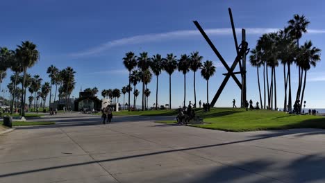 Gente-Disfrutando-De-Un-Día-Tranquilo-Y-Luminoso-En-El-Paseo-Marítimo-De-Venice-Beach-En-Los-Ángeles,-California,-EE.UU.
