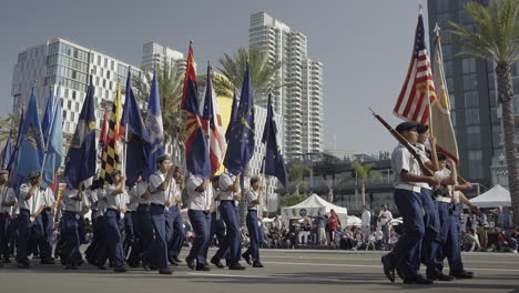 Marchando-Con-Banderas-Durante-El-Desfile-Del-Día-De-Los-Veteranos-2019-En-El-Centro-De-San-Diego