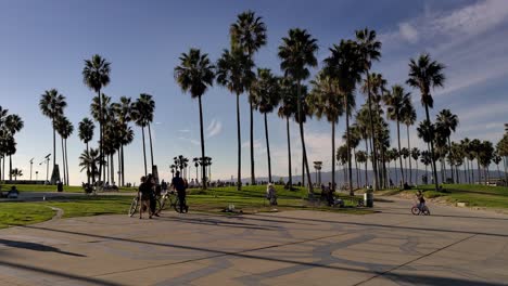 People-Enjoying-Their-Summer-Outdoors-Fun-And-Recreation-At-Venice-Beach-Boardwalk-In-Los-Angeles,-California,-USA---Wide-Shot