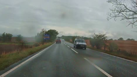 Conduciendo-Hacia-El-Norte-Por-La-Autopista-A1-M1-De-Dos-Carriles-Durante-Fuertes-Lluvias-En-El-Reino-Unido
