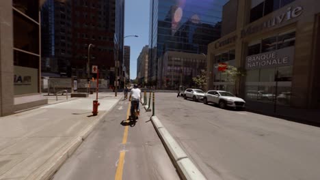 POV-Hinter-Dem-Fahrradkurier-Entlang-Des-Boulevard-De-Maisonneuve-In-Montreal