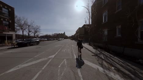 POV-Siguiendo-A-Un-Mensajero-En-Bicicleta-A-Lo-Largo-Del-Carril-Bici-En-El-Centro-De-Montreal