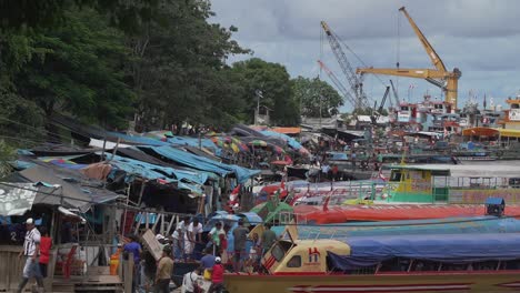 Überfüllter,-Geschäftiger-Flusshafen-Mit-Planenabdeckungen-In-Iquitos,-Peru