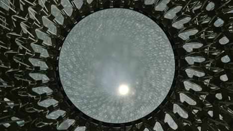 Cierre-Estático-Vista-Interna-De-La-Instalación-De-Arte-Colmena-Escala-Humana-En-Kew-Gardens-Londres-England-Reino-Unido