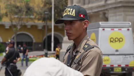 Un-Policía-Peruano-Armado-De-Pie-Mirando-Alrededor-En-La-Calle