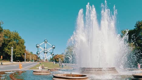 Scenic-Fountain-With-The-Famous-Atomium-In-The-Background-In-Brussels,-Belgium---wide-shot