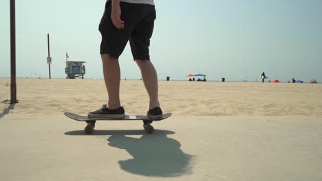 Filmische-Zeitlupenaufnahme-Eines-Skateboarders,-Der-Am-Venice-Beach-Fährt
