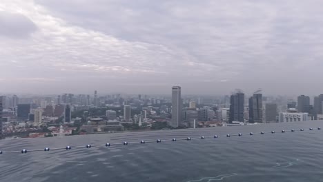Blick-Auf-Das-Stadtbild-Von-Der-Infinity-Pool-Pfanne-Direkt-Auf-Touristen-Im-Marina-Bay-Sands-Hotel-In-Singapur