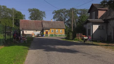 Vista-Pintoresca-De-Las-Casas-Tradicionales-Locales-En-Kolkja,-Estonia