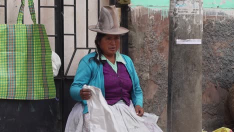 Lokale-Peruanische-Frauen-Mit-Traditionellem-Hut-Auf-Der-Straße-Mit-Menschen,-Die-Vorbeigehen