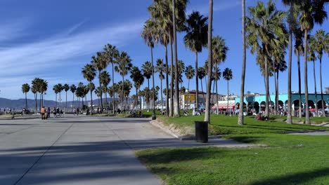 Quiet-sunny-morning-at-the-Venice-beach-Boardwalk,-in-Los-Angeles---Pan-view