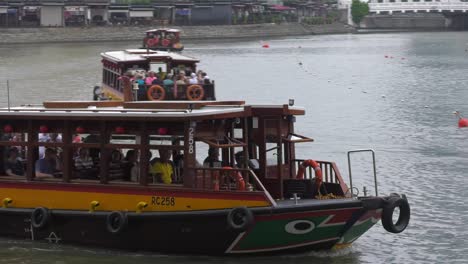 Singapore-River-Cruise-Bumboat-At-Boat-Quay