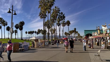 Menschen,-Die-Während-Der-Covid-19-Pandemie-An-Einem-Sonnigen-Tag-In-Los-Angeles,-Kalifornien,-USA,-Entlang-Der-Strandpromenade-Von-Venice-Mit-Einkaufsständen-Auf-Beiden-Seiten-Spazieren