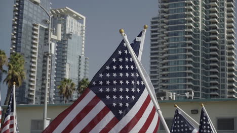 Primer-Plano-De-Banderas-Estadounidenses-En-Cámara-Lenta-Durante-El-Desfile-Del-Día-De-Los-Veteranos-2019-En-El-Centro-De-San-Diego.