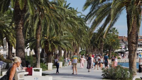 Split-Riva-Promenade-Mit-Touristen
