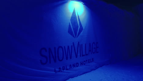 Schneedorf-Lappland-Hotel-Finnland-Beleuchtetes-Eingangsschild-Ohne-Menschen,-Statische-Aufnahme