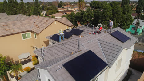 Técnicos-Instalando-Paneles-Solares-En-El-Techo-De-Una-Casa-En-Los-Ángeles,-California