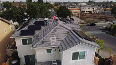 Técnicos-Trabajadores-Instalando-Paneles-Solares-En-El-Techo-De-Una-Casa-En-Los-Ángeles,-California