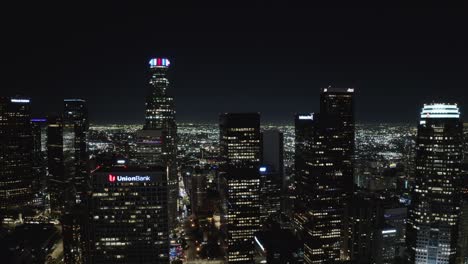 Los-Angeles,-Kalifornien,-USA,-Luftaufnahme-Der-Innenstadt-Bei-Nacht,-Geschäftstürme-In-Lichtern,-Skyline-Der-Stadt