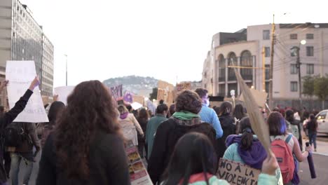 Frauen-Marschieren-Während-Des-Internationalen-Frauentags-In-Quito,-Ecuador,-Während-Sie-Schilder-Mit-Protestsätzen-Hochhalten.-Sie-Tragen-Masken-Aufgrund-Von-Covid-19-#8m