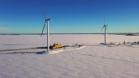 Luftdrohnenaufnahme-Von-Windmühlen-Und-Einer-Fähre-Am-Fährhafen-Oulunsalo-In-Oulu,-Finnland