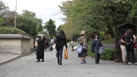 Gente-Caminando-Dentro-Y-Fuera-Del-Parque-Del-Pueblo-De-Kyoto