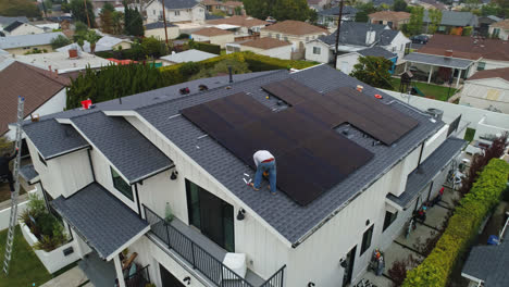 Instalación-De-Paneles-Solares-En-El-Techo-De-Una-Gran-Casa-Residencial.