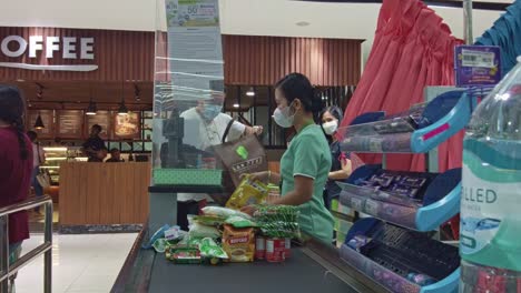 Cajero-Escaneando-Mercancías-En-La-Caja-Registradora-Dentro-Del-Supermercado-Metro-En-Ayala-Mall-En-La-Ciudad-De-Cebú,-Filipinas