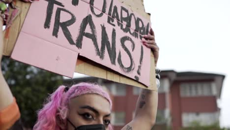 Eine-Transfrau-Hält-Ein-Schild-Hoch,-Um-Gegen-Die-Gewalt-Gegen-Transsexuelle-Und-Transvestiten-Während-Des-Internationalen-Frauentags-In-Quito,-Ecuador,-Zu-Protestieren