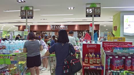 Los-Compradores-Haciendo-Cola-En-La-Caja-Del-Supermercado-Metro-Dentro-Del-Centro-Comercial-Ayala-En-La-Ciudad-De-Cebú,-Filipinas