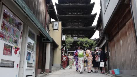 Busy-streets-of-Kyoto,-in-front-of-the-Toji-temple