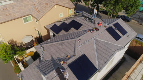 Arbeiter-Montieren-Und-Installieren-An-Einem-Sonnigen-Tag-Sonnenkollektoren-Auf-Dem-Dach-Eines-Modernen-Hauses-In-Los-Angeles,-Kalifornien